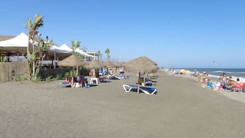 Ligstoelen aan het strand