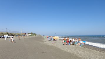 Ligstoelen aan het strand