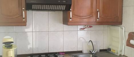 Fridge, oven, stovetop, coffee/tea maker
