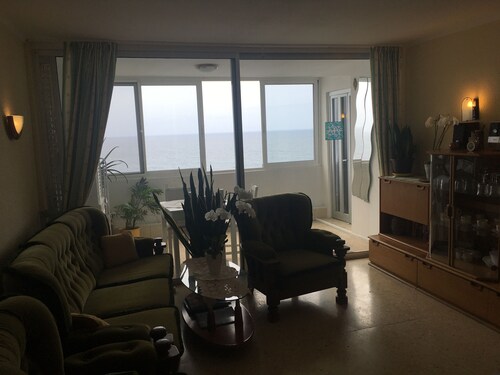 Joli studio principalement sur l'océan. 