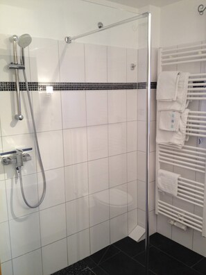 Shower, hair dryer, towels, soap - Near Schön Klinik Neustadt in Holstein - holiday apartment - holiday on the Baltic Sea (Neustadt)