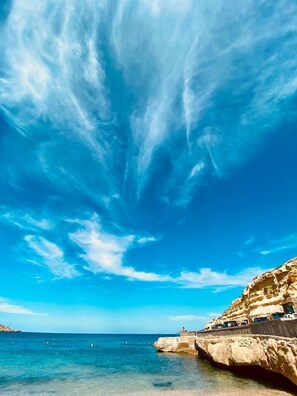 Una spiaggia nelle vicinanze, lettini da mare, teli da spiaggia