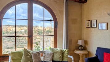 TV, DVD-spiller, bøker og musikkbibliotek