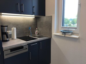 Kühlschrank, Ofen, Geschirrspüler, Wasserkocher mit Kaffee-/Teezubehör