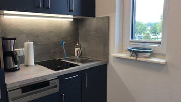 Fridge, oven, dishwasher, coffee/tea maker