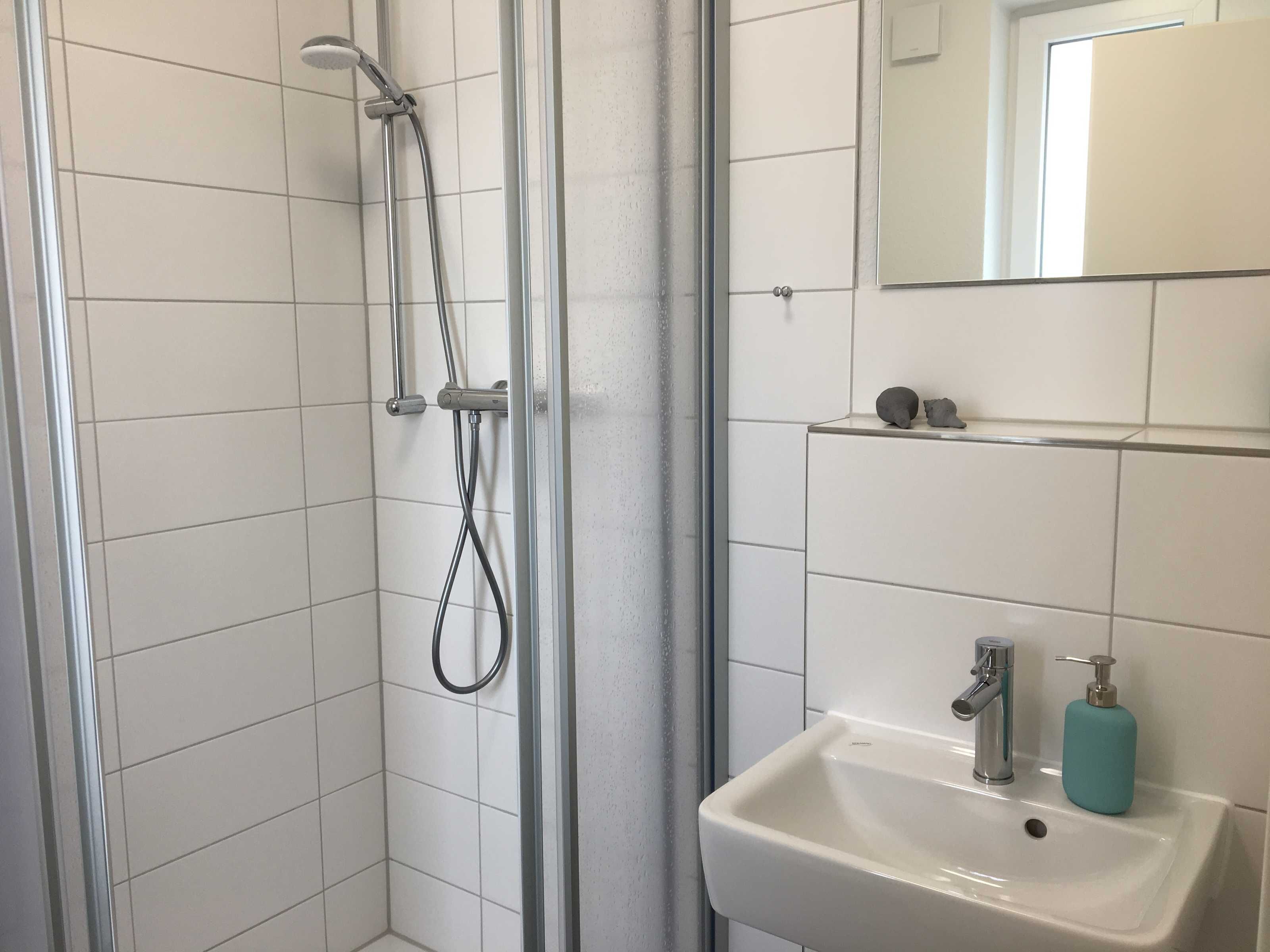 Douche, sèche-cheveux, savon, papier toilette