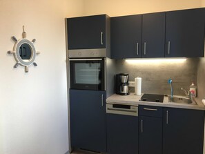 Fridge, oven, dishwasher, coffee/tea maker