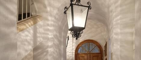 المنشأة من الداخل