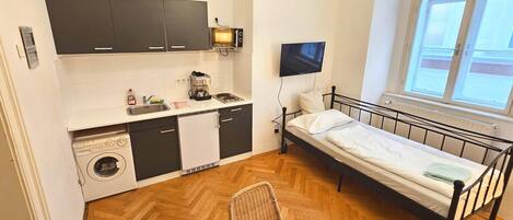 Een koelkast, een kookplaat, een broodrooster