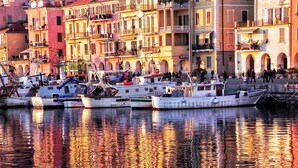 A waterfront with multiple boats docked, buildings with balconies, and a hilly backdrop. - Holiday house with sea view and sun terrace, 4 km to beach (Cipressa)