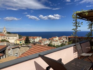 Property grounds - Holiday house with sea view and sun terrace, 4 km to beach (Cipressa)