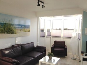 TV, DVD player, livros, aparelho de som