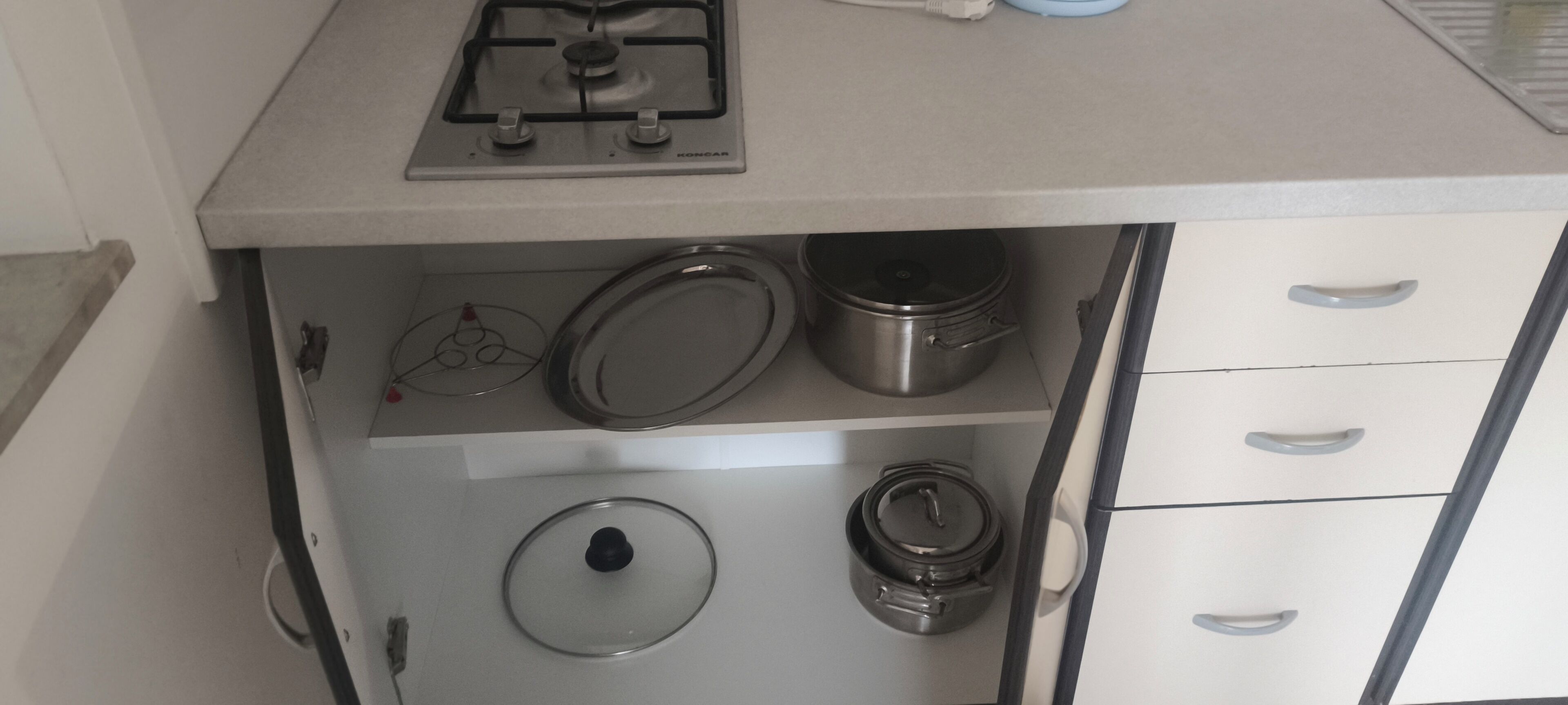 Refrigerador, parrilla de estufa, cafetera y tetera y tetera eléctrica 