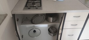 Kühlschrank, Herdplatte, Wasserkocher mit Kaffee-/Teezubehör