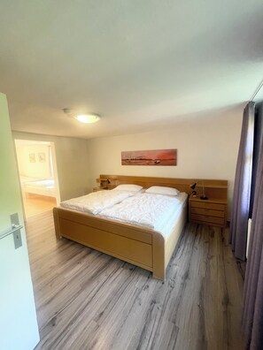 5 chambres, fer et planche à repasser, lit de bébé portatif