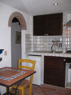 Refrigerador, microondas, placa de cocina, cafetera/tetera
