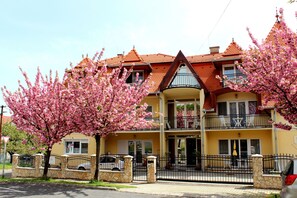 Exterior - New, modern apartments, bright, friendly and clean! Many regular guests.  (Hévíz)
