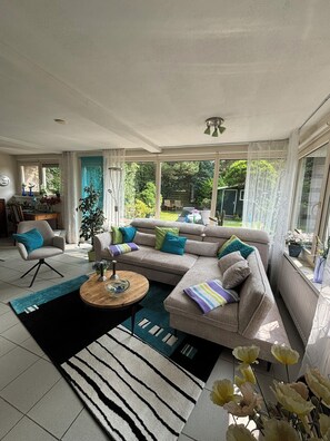 Smart TV, fireplace, DVD player, toys - Oasis of well-being by the sea, bungalow, 4 beds, sun terrace, wifi, 10 min walk to the beach (Sint Maartenszee)