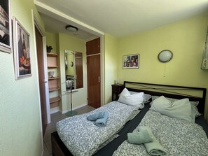 2 chambres, bureau, fer et planche à repasser, lit parapluie