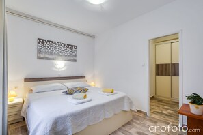 2 slaapkamers, een strijkplank/strijkijzer, reisbedje, gratis wifi
