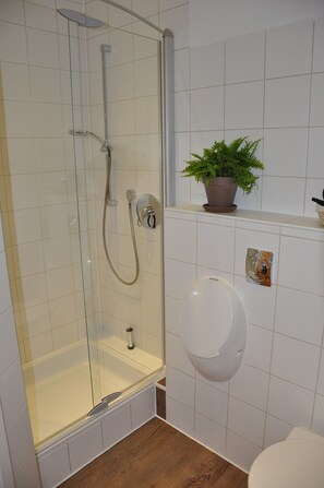 Haartrockner, Handtücher, Seife, Toilettenpapier