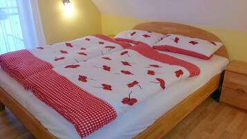 3 bedrooms, travel crib, free WiFi, bed sheets