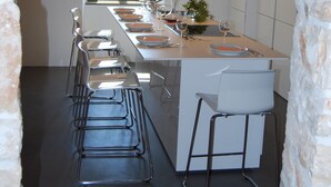 Una cocina moderna con una isla grande, gabinetes blancos y una ventana.