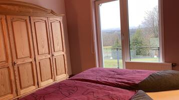 4 quartos, ferros/tábuas de passar roupa, berço de viagem