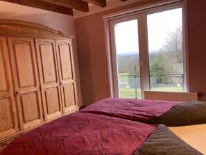 4 bedrooms, iron/ironing board, travel crib, free WiFi