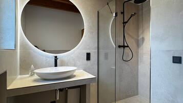 Baignoire, sĂšche-cheveux, serviettes fournies, savon