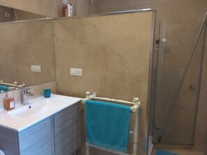 Ensemble douche/baignoire, sĂšche-cheveux, bidet, serviettes fournies