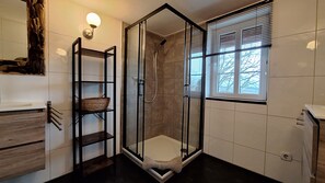 シャワー、ヘアドライヤー、タオル、トイレットペーパー