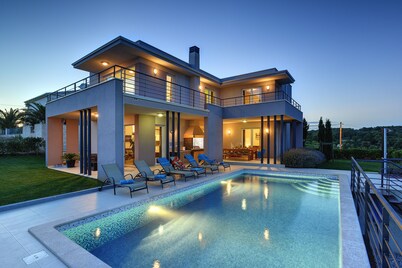 Stylish villa***** with pool, piano, 200 m from the sea, top location, restaurants, bars  