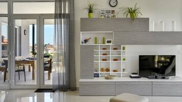 Smart-TV, Tischfußball, Tischtennisplatte