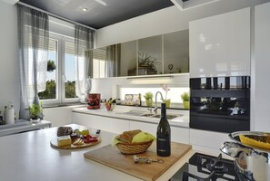 Een koelkast, een microgolfoven, een oven, een kookplaat