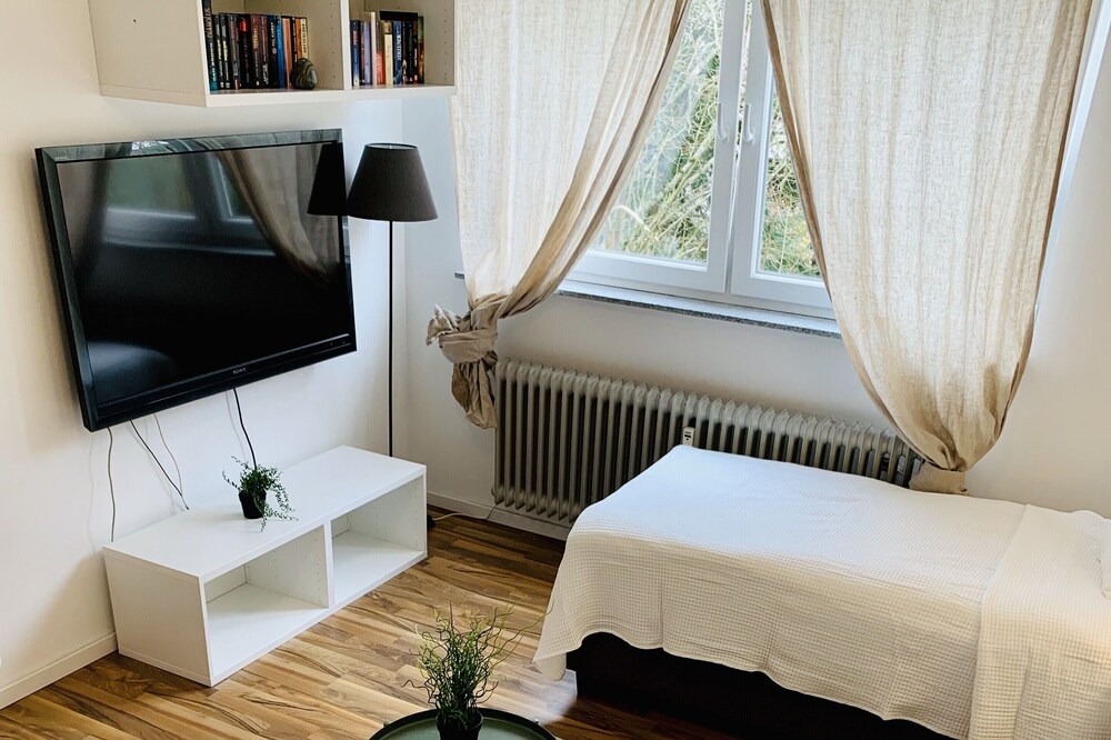 Top renovated apartment below the University Hospital Homburg / with kitchen and bathroom