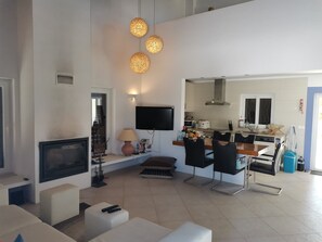 TV, fireplace, books, music library - CASA GALERIA, fantastic vacation home in a nature reserve near the beach with pool (Lagoa)