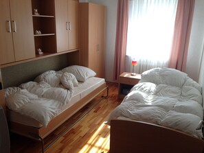 2 chambres, coffres-forts dans les chambres, bureau