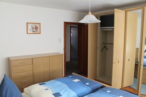 2 Schlafzimmer, Zimmersafe, Schreibtisch, Bügeleisen/Bügelbrett
