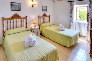 4 chambres, coffres-forts dans les chambres, fer et planche à repasser
