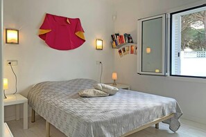 3 bedrooms, iron/ironing board, WiFi - Villa Sonni - Three Bedroom Villa, Sleeps 6 (L'Escala)