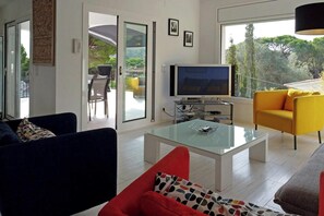TV - Villa Sonni - Three Bedroom Villa, Sleeps 6 (L'Escala)