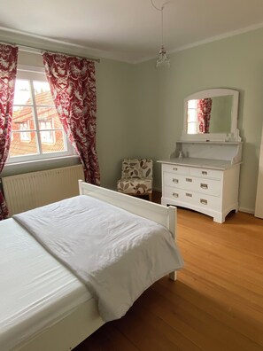 1 bedroom, bed sheets