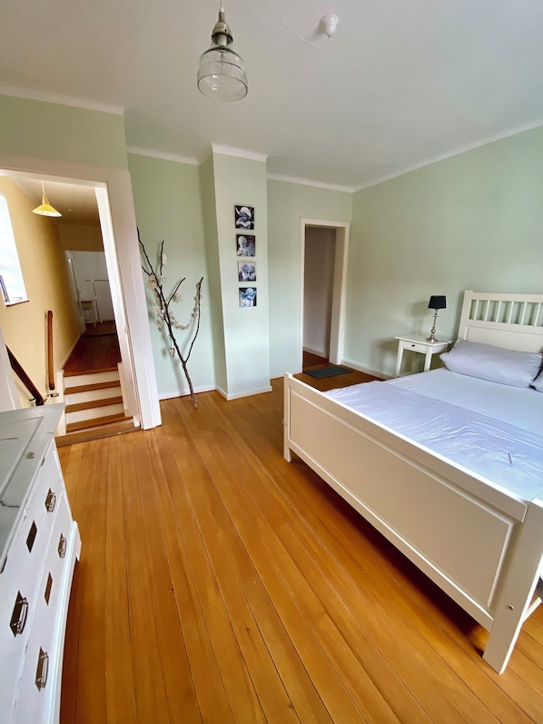 1 bedroom, bed sheets