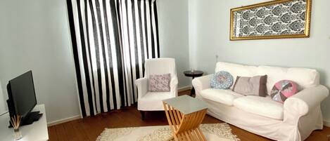 Fernseher, BĂŒcher, Stereoanlage