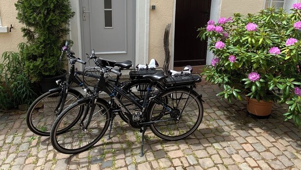 A bicycle parked in front of a building with a door and window. - Lovingly furnished holiday home in the small wine-growing village (Landau in der Pfalz)