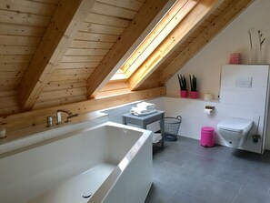 Kombination af bruser/badekar, hårtørrer, Sæbe, Shampoo