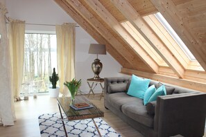 Fernseher, Kamin, Tischtennisplatte, Stereoanlage