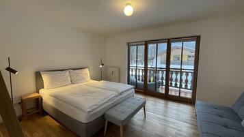 2 bedrooms, travel crib, free WiFi, bed sheets