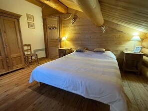 4 slaapkamers, een bureau, een strijkplank/strijkijzer, reisbedje